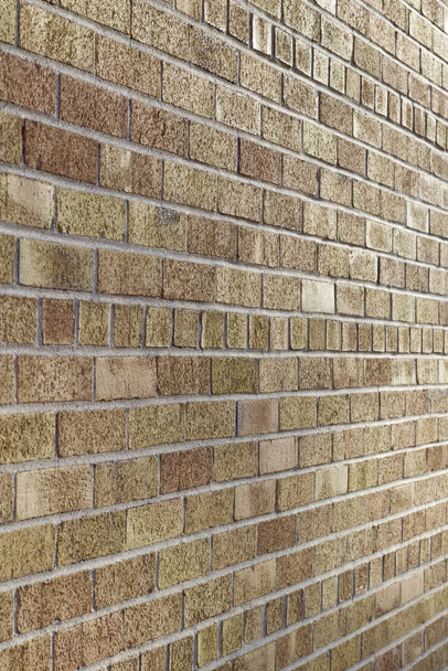 Fondo de textura de pared de ladrillo tradicional vintage con ladrillos en diferentes tonos de marrón, bronceado y color salmón, en un patrón de ladrillo de unión común (vista angular
) - Foto, imagen