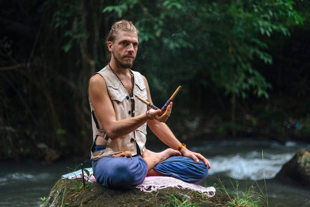 Viol Cérémonie et méditation dans la nature. Tradition chamanique - Photo, image