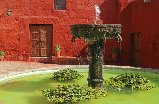 Hermosa fuente de piedra antigua en el patio del Monasterio de Santa Catalina, Arequipa, Perú
 - Foto, Imagen