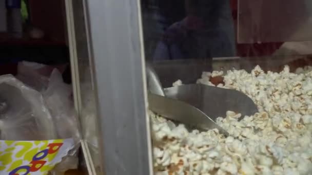 Zoute en zoete popcorn popper bang in popcorn machine. Gimbal motion shot - Video