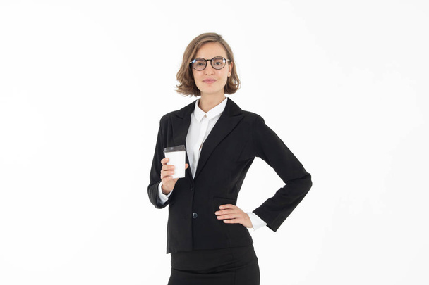 Muotokuva hymyilevä liiketoiminnan nainen pitelee kahvikuppi, isolaatti
 - Valokuva, kuva