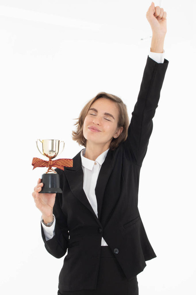 Retrato de la exitosa mujer de negocios acaparando trofeo en blanco iso
 - Foto, Imagen