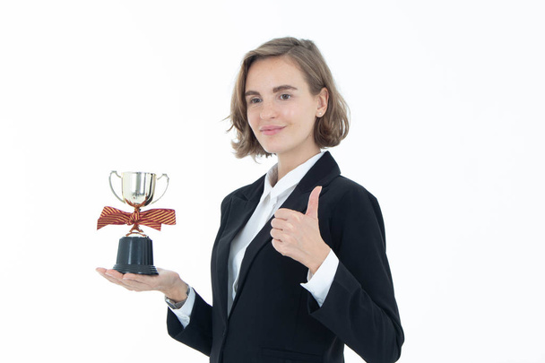 Portrait de femme d'affaires réussie hoding trophée sur iso blanc
 - Photo, image