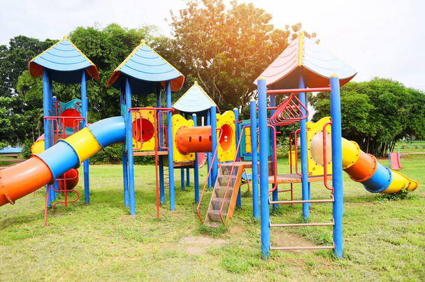 Aire de jeux pour enfants sur les activités de plein air dans le jardin avec gr
 - Photo, image
