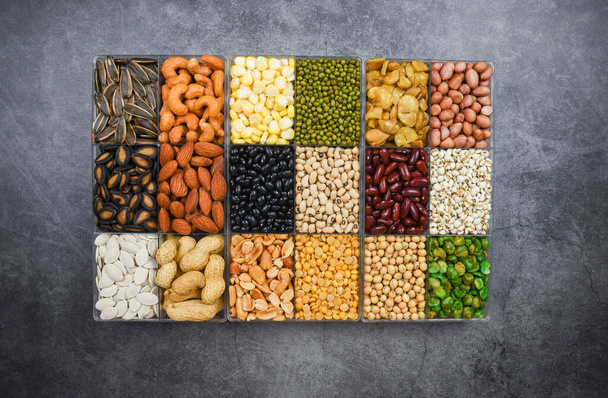Caixa de grãos integrais diferentes feijões e leguminosas sementes lentilhas e
 - Foto, Imagem