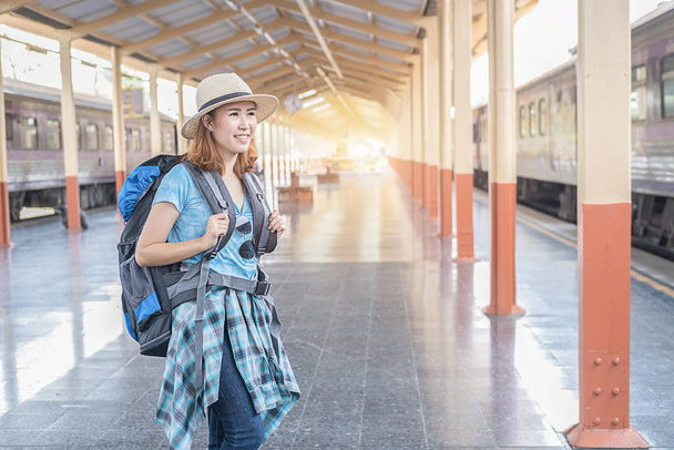 Femme voyageur touriste avec bagages à la gare. Train traditionnel pour le transport
. - Photo, image