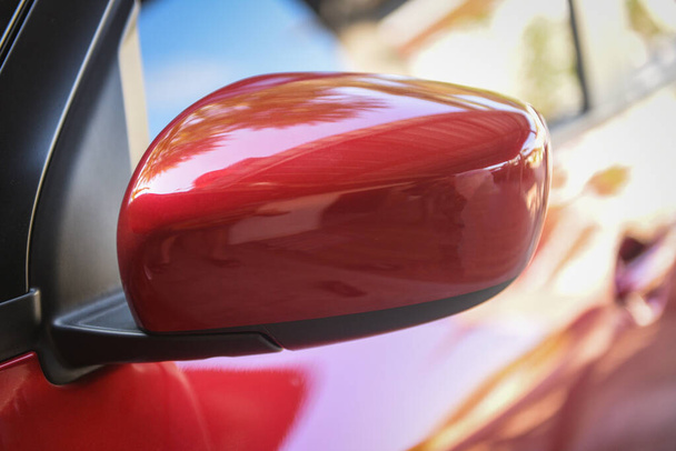 Punainen auto, jossa sivutaustapeili modernilla auton sivupeilillä f
 - Valokuva, kuva