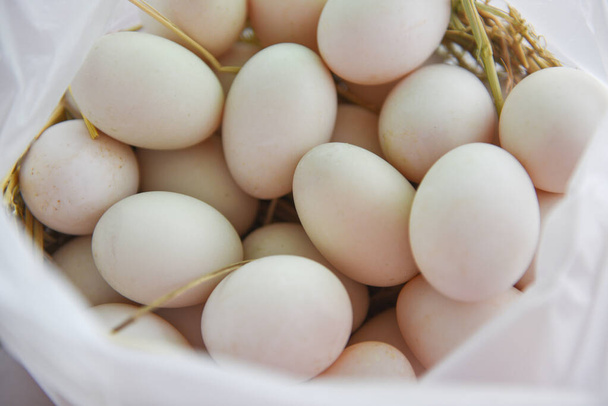 Œufs frais oeuf de canard blanc en sac blanc - produire des œufs fro frais
 - Photo, image