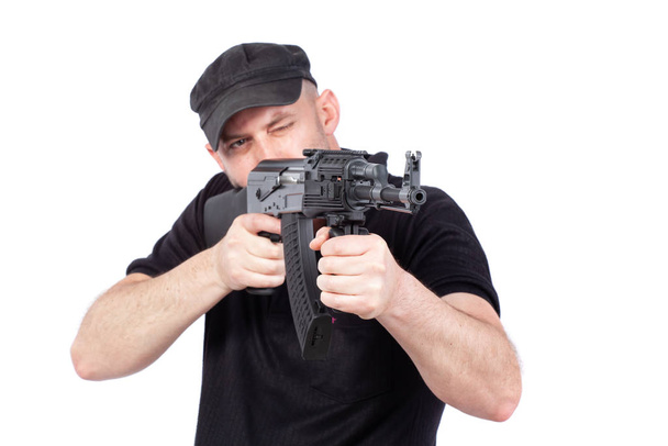 Homem apontando metralhadora AK-47, isolado em branco. Concentre-se na arma
 - Foto, Imagem