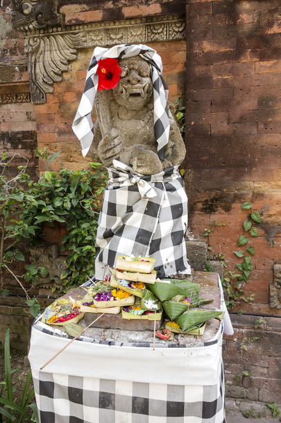 Estátua de Bali com ofertas de comida
 - Foto, Imagem