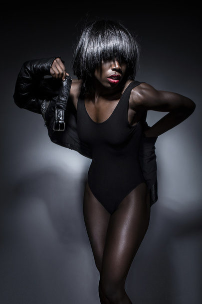 黒の女性のファッション モデル - 写真・画像
