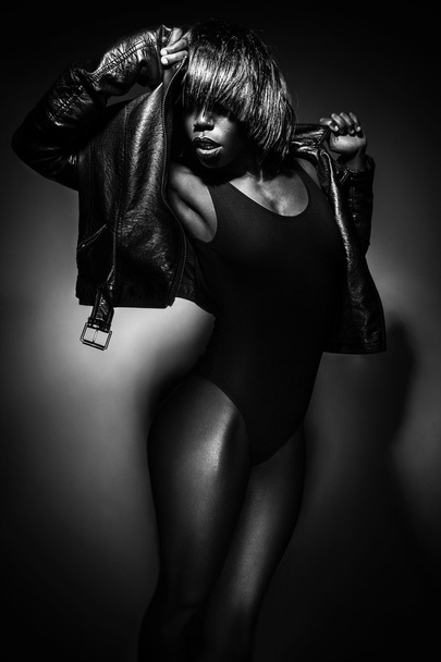 Modello di moda femminile nera
 - Foto, immagini