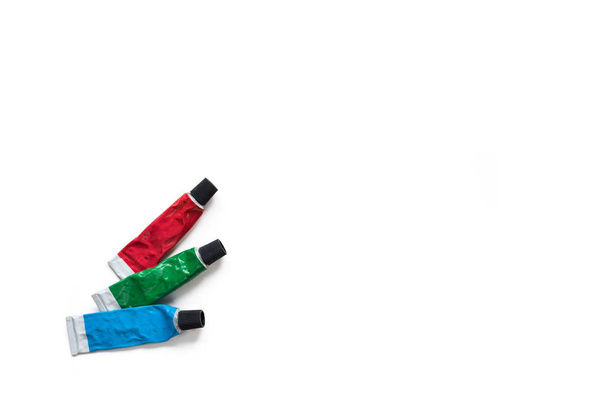 Tuben mit roter, grüner, blauer Acrylfarbe isoliert auf weißem Hintergrund. rgb Farben. Kreativität und Hobby-Konzept. Kopierraum - Foto, Bild