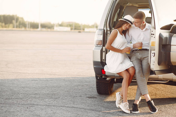 Bella coppia trascorrere del tempo in un parco estivo vicino a una macchina
 - Foto, immagini