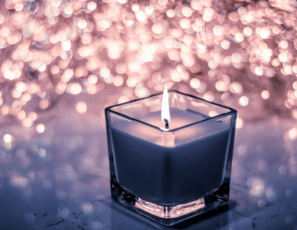 Modrá aromatická svíčka na Vánoce a Nový rok třpytí pozadí - Fotografie, Obrázek