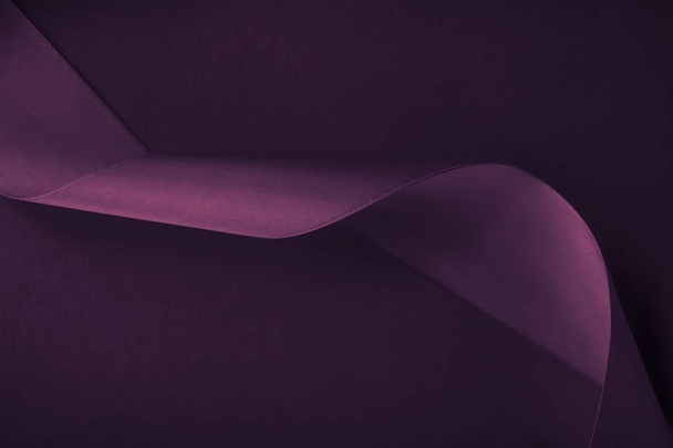 Αφηρημένη σγουρή κορδέλα σε μωβ φόντο, αποκλειστική luxur - Φωτογραφία, εικόνα