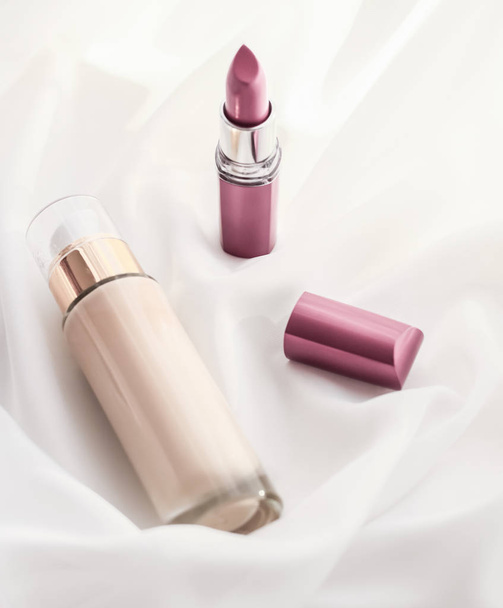 Бежевый тональный крем бутылки макияж основания жидкости и розовый
  - Фото, изображение