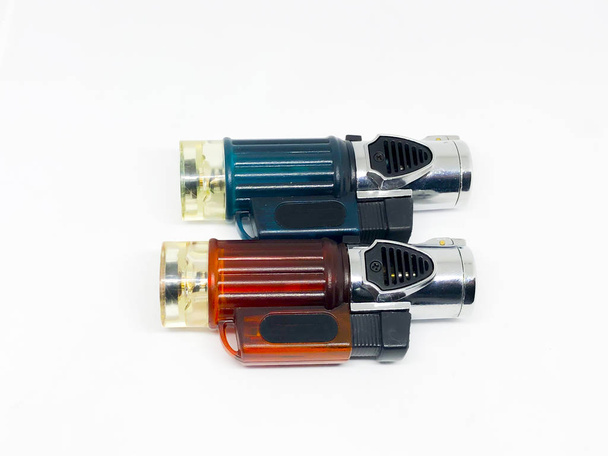 Různé druhy barevných zapalovačů, bílé pozadí. - Fotografie, Obrázek