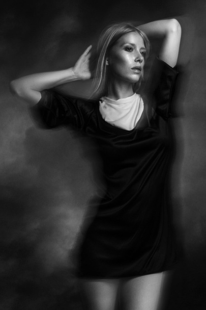 kivételes szép, szőke fiatal lány divat modell művészi portré rövid fekete ruha - Fotó, kép