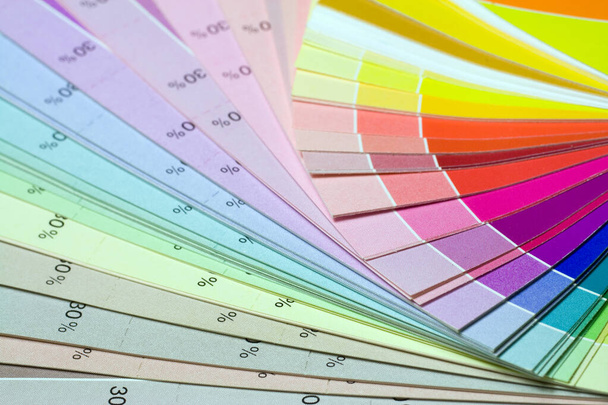 Impressão a cores da escala de compensação de estatísticas pantone
 - Foto, Imagem