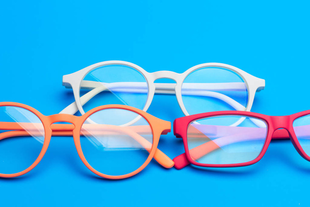 Óculos coloridos em fundo liso, óculos modernos para moda
. - Foto, Imagem