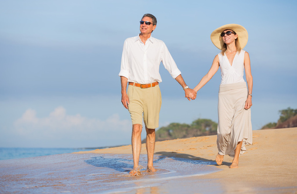 středního věku pár těší chodit na pláži - Fotografie, Obrázek