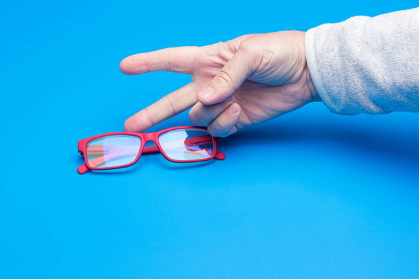 Brille in der Hand einer erwachsenen Person - Foto, Bild