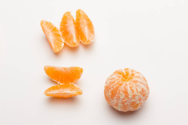 Słodki owoc z rodziny cytrusów o pomarańczowej skórce mandarynki. - Zdjęcie, obraz