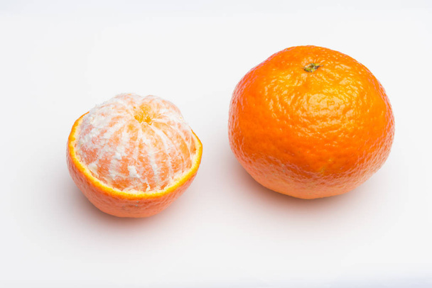 Tangerine orange-skinned sweet fruit of the citrus family. - Фото, изображение