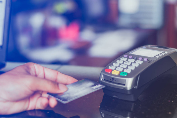 Kreditkartenzahlung für Einkäufe im Geschäft und Kauf aller Dienstleistungen. - Foto, Bild