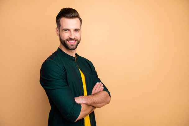 Profile photo of attractive business guy promoted boss chief hands crossed self-confident reliable friendly person wear casual trendy clothes isolated beige color background - 写真・画像
