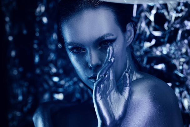 красивая авангардная девушка с макияжем на фоне астрального неа в неоновом свете крупным планом
 - Фото, изображение