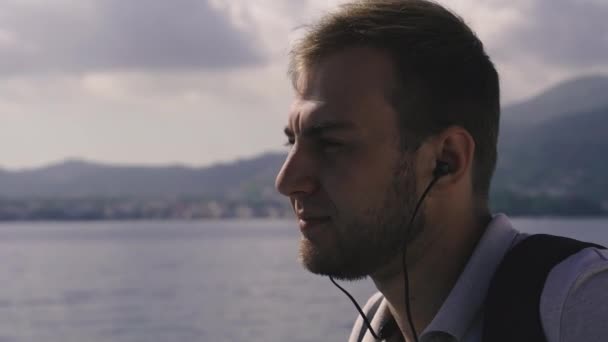 Headphones for listening to music. The guy listens to music through bluetooth headphones. - Záběry, video