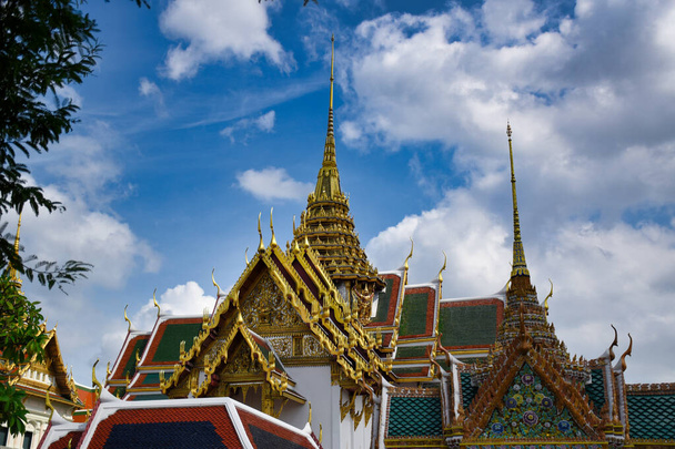 Charakterystyka tradycyjnej tajskiej architektury stworzonej przez artystów, którzy przekształcają wyobraźnię w rzeczywistość. Szczegółowe, złote strome dachówki, toczone krawędzie, przestrzenie na wolnym powietrzu, bujne ogrody - Zdjęcie, obraz