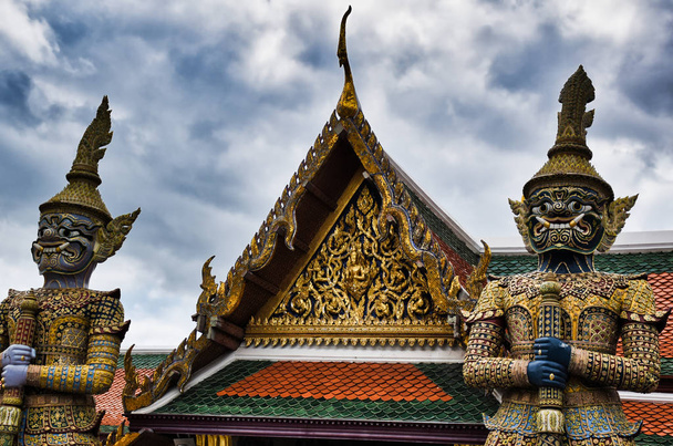 Charakteristika tradiční thajské architektury vytvořené umělci, kteří proměňují fantazii ve skutečnost. Detailní, zlaté příkře se svažující kachlové střechy, vzhůru po okrajích, otevřené prostranství, svěží zahrady - Fotografie, Obrázek