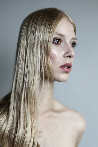 außergewöhnlich schöne blonde junge Mädchen Mode Modell Porträt aus nächster Nähe - Foto, Bild