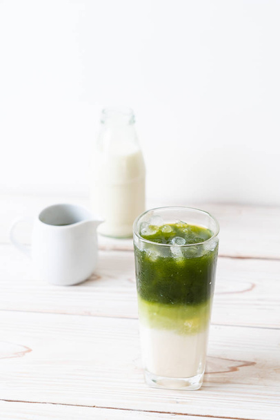 iced matcha green tea latte - Foto, Bild