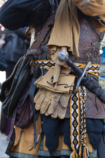 крупним планом середньовічне військове вбрання
 - Фото, зображення
