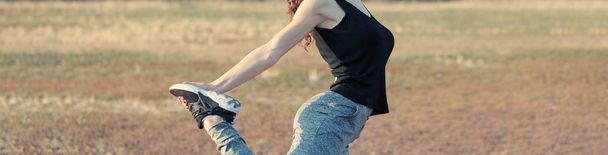 Una joven atlética delgada en ropa deportiva con estampados de piel de serpiente realiza un conjunto de ejercicios. Descansar después de practicar yoga
. - Foto, imagen