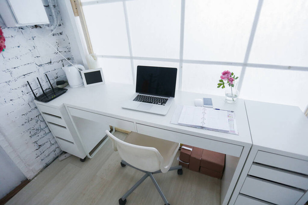 moderner Innenarbeitsplatz mit Laptop in weißen Farben - Foto, Bild