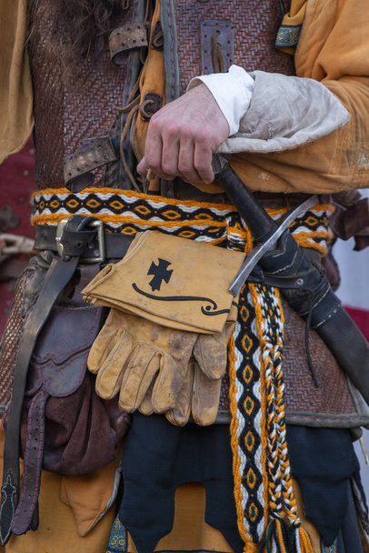 fechar a mão soldado medieval
 - Foto, Imagem