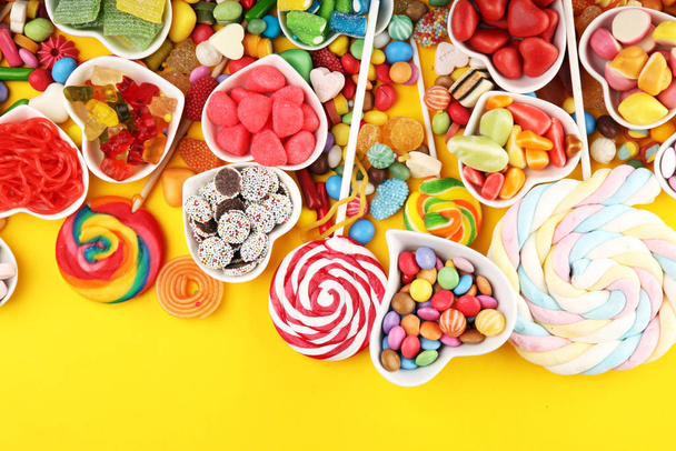 καραμέλες με ζελέ και την ζάχαρη. πολύχρωμο πίνακα διαφορετικές childs - Φωτογραφία, εικόνα