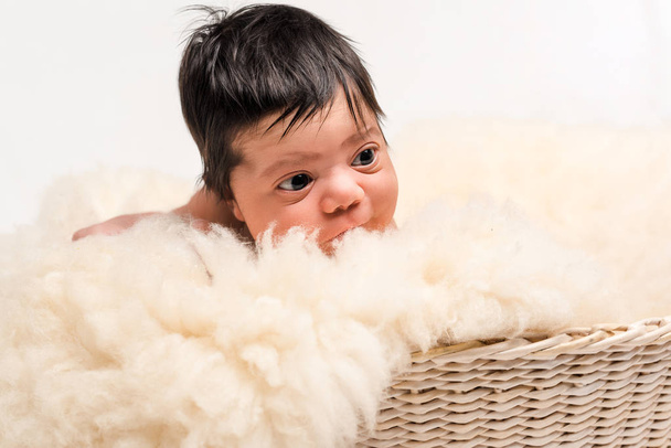 Sevimli yeni doğmuş melez bebek yumuşak bir battaniyenin üzerinde uzanıyor. - Fotoğraf, Görsel