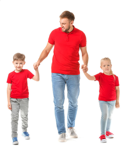 Retrato de pai feliz e filhos no fundo branco
 - Foto, Imagem