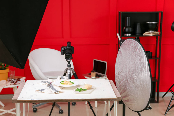 テーブルの上にプロの機器や食品と現代の写真スタジオのインテリア - 写真・画像
