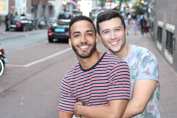 close-up retrato de gay interracial casal no europeu rua - Foto, Imagem