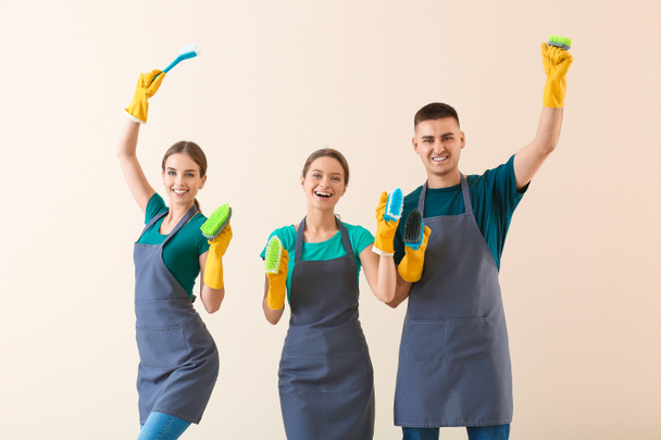 Πορτρέτο των καθαριστών στο φως φόντο - Φωτογραφία, εικόνα