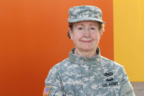 Femme mûre vétéran de l'armée américaine
 - Photo, image