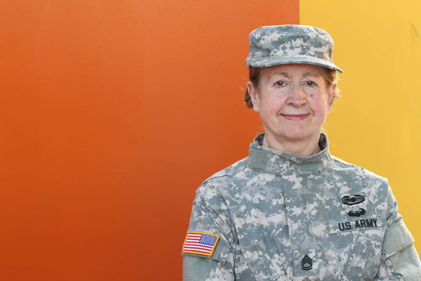 Kypsä nainen Yhdysvaltain armeijan veteraani
 - Valokuva, kuva