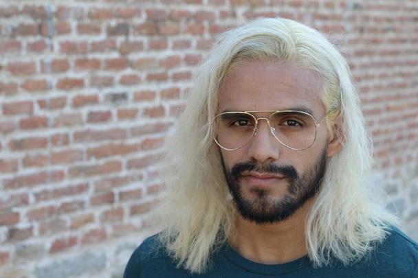 Άντρας με μακριά ξανθά βαμμένα μαλλιά και κομψά γυαλιά - Φωτογραφία, εικόνα